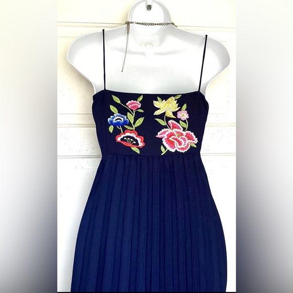 ASOS Design Embroidered Pleated Spaghetti Strap MIDI Dress Size 6 NWOT - Picture 4 of 6